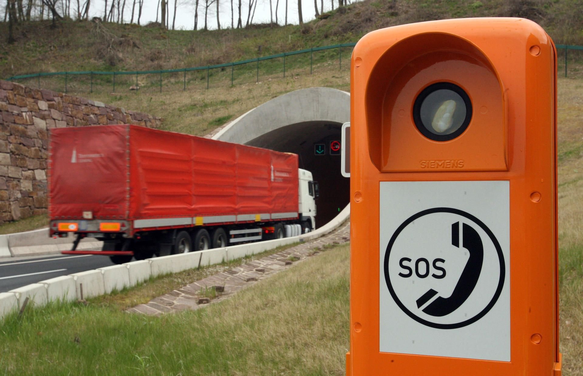 Blick auf die Einfahrt in den Heidkopftunnel auf der A 38 zwischen Göttingen und Halle.