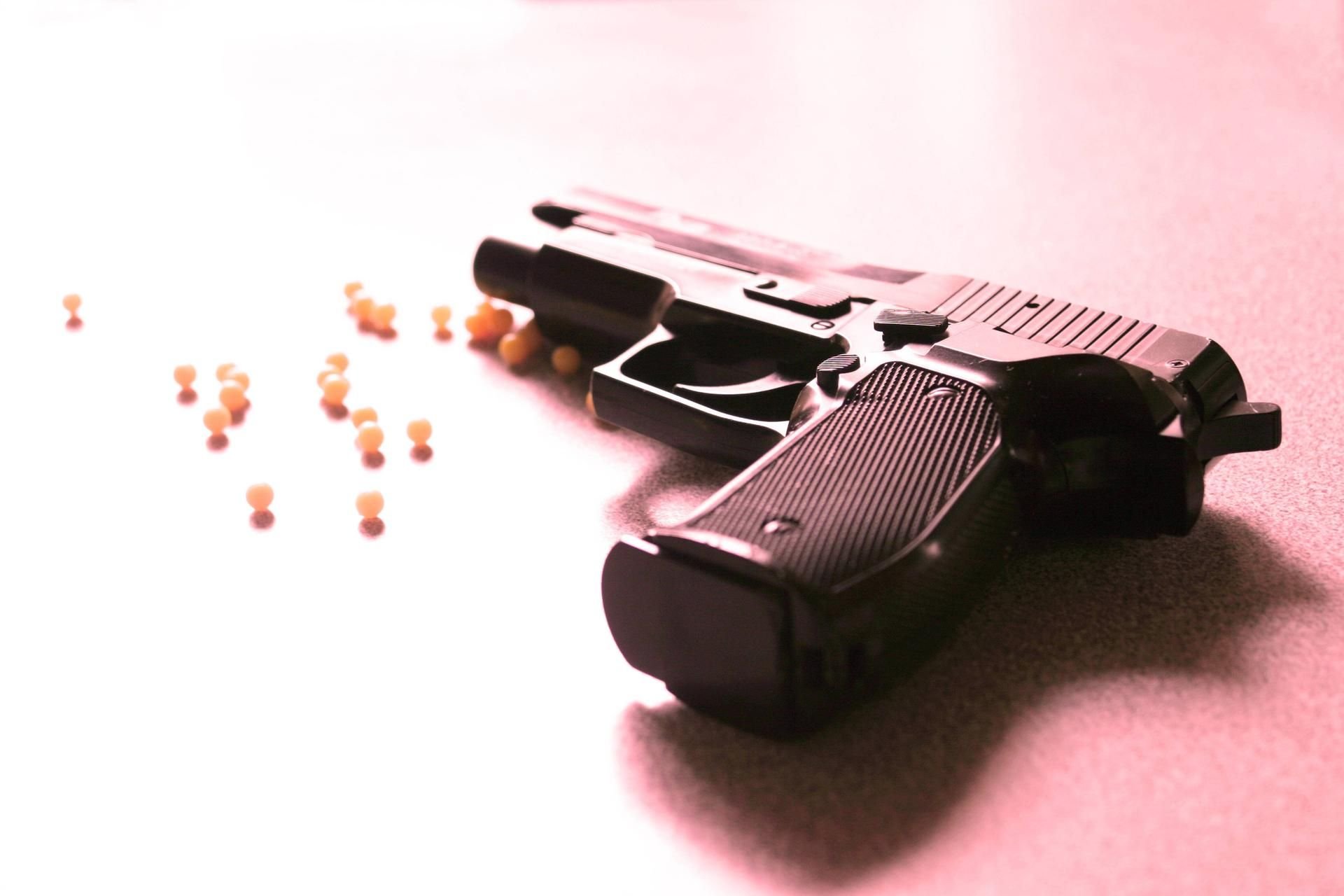 Eine Softairwaffe liegt auf einem Tisch