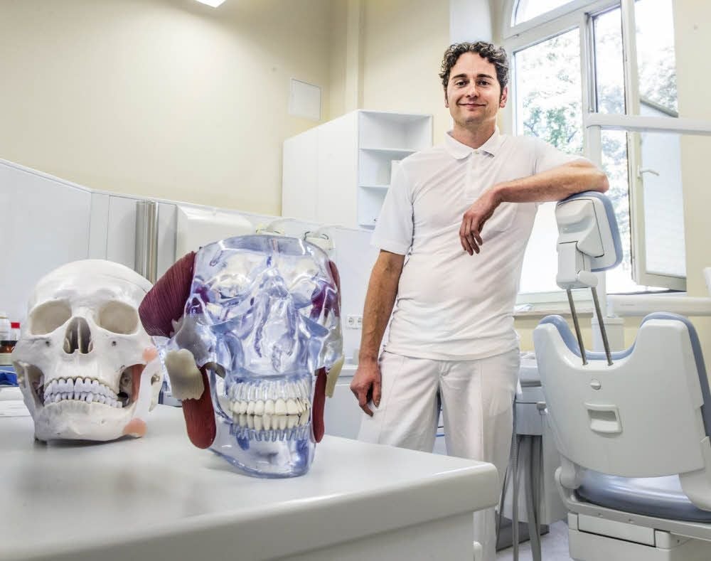 Dr. Jeremias Hey sorgt in der halleschen Universitätszahnklinik dafür, dass seine Patienten den richtigen Biss haben.
