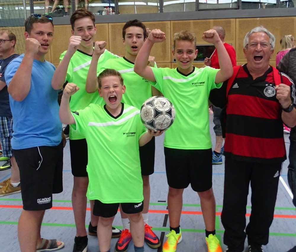 Eric Reitmeyer (hinten von links) jubelt mit Julian Schade, Nicolas Kuttner, Luca Mohrmann, seinem Trainerkollegen Peter Gorges sowie Pepe Sperling (vorn) über den Einzug ins Bundesfinale. In Dessau fehlte Teamkapitän Kiran Kresse.