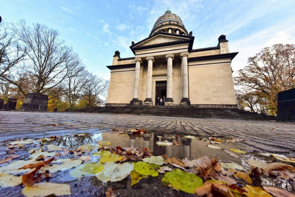 Das imposante Gebäude im Georgengarten.