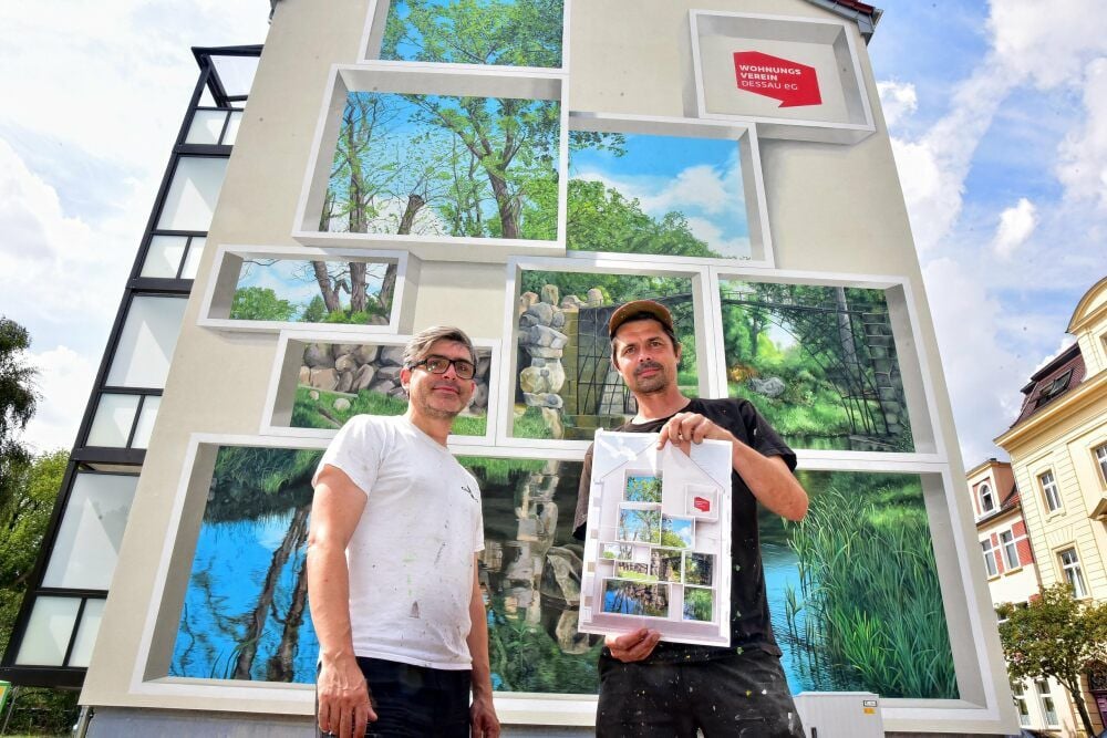 Die Berliner Künstler Marco Wachsmuth und Erik Mahnkopf (re.) fertigen für den Wohnungsverein zwei Wandgroßbilder an.
