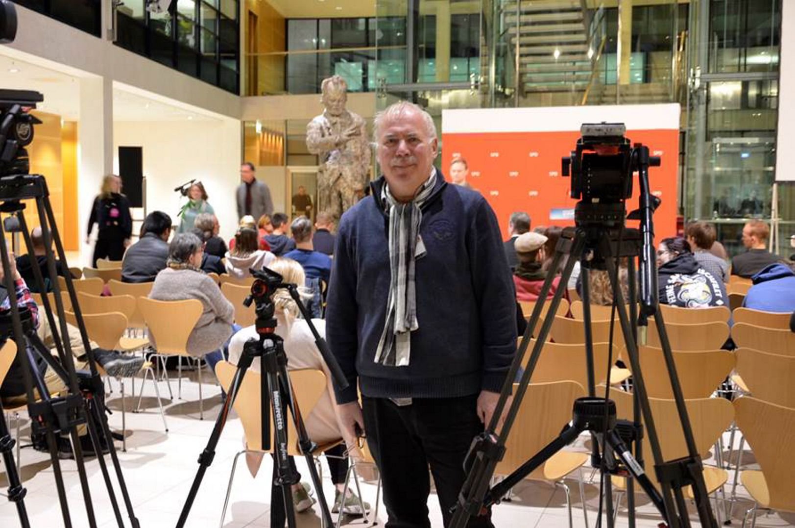 Kurt Neumann steht im Willy-Brand-Haus, der SPD-Parteizentrale in Berlin.