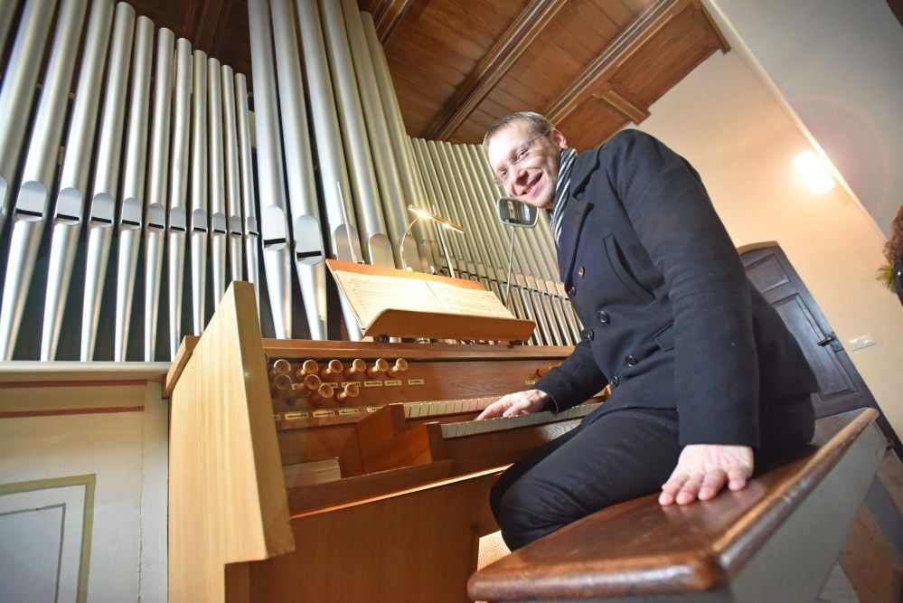 Kantor und Organist, Sänger und Pianist, Chorleiter und Musiklehrer: René Mangliers an der Orgel in der Wolfener Johanneskirche