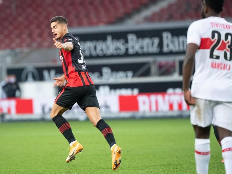 Hat die Eintracht mit seinem Anschlusstreffer im Spiel gehalten: André Silva freut sich üer sein Tor zum 2:1. Foto: Sebastian Gollnow/dpa
