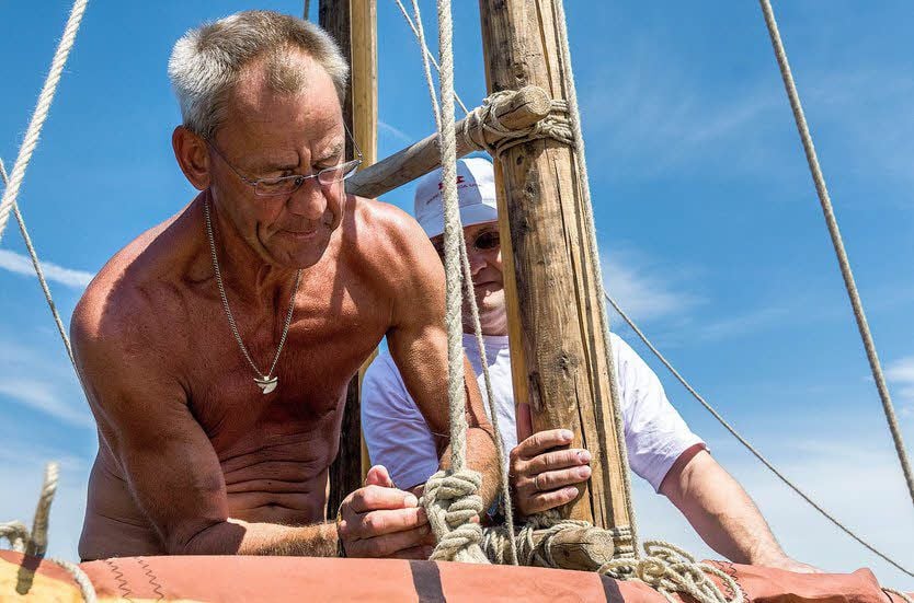 Vor dem Törn steht die Bootspflege an: Thomas Lübke betakelt ein Seilende.
