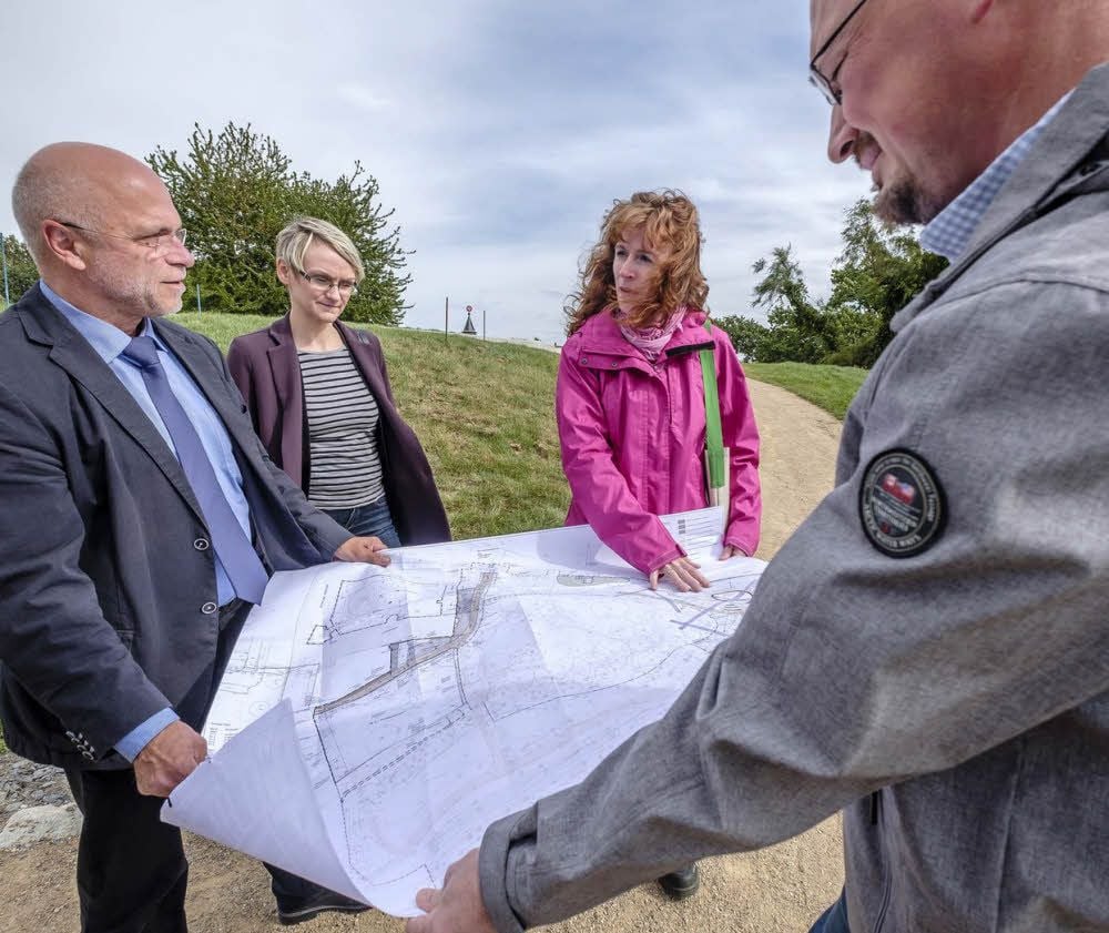 Nach historischem Vorbild wird das Gelände am Bunkerberg in Wittenberg gestaltet. Bürgermeister Jochen Kirchner und seine Mitarbeiter Doreen Rawel, Doreen Janocha und Jörg Jordan (von li.) haben die Pläne dafür.