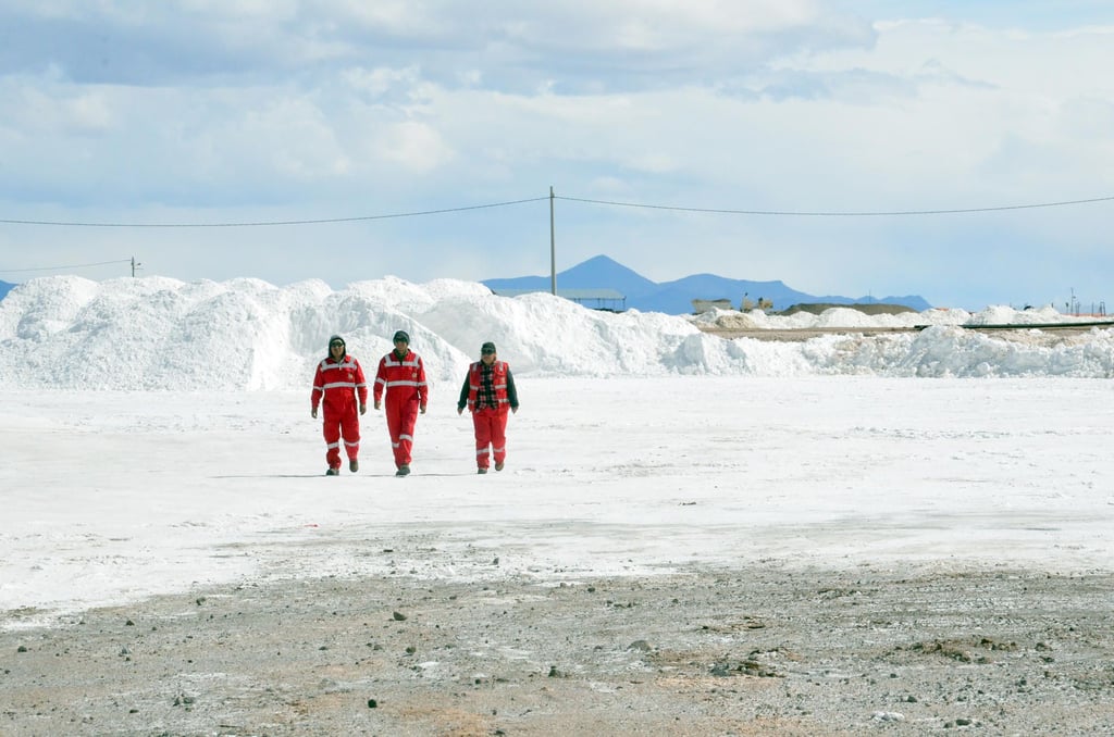 Blick auf die rohstoffreichen Abbauberge bei einer Kalium-Anlage im Salzsee von Uyuni.