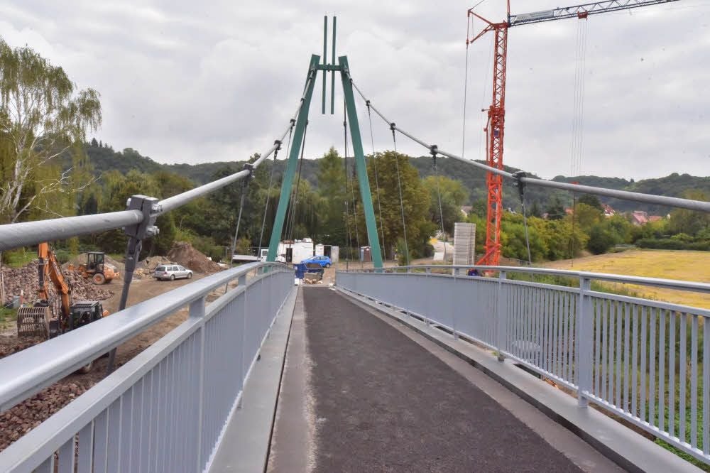 Asphalt ist bereits auf die Brücke aufgebracht worden. Nun müssen noch von beiden Seiten die Zufahrten geschaffen werden.
