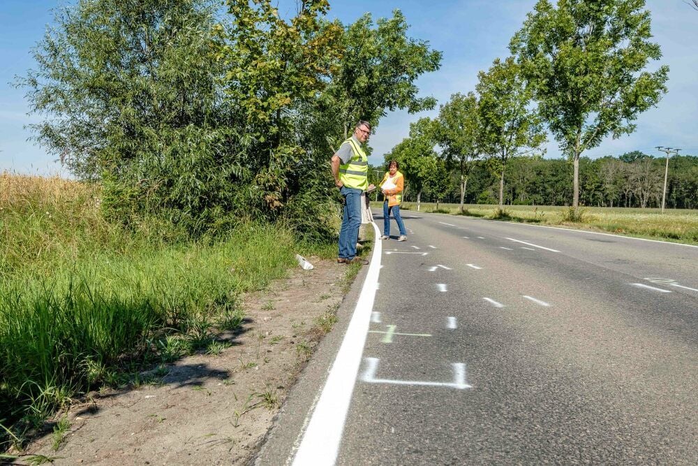 Kreidemarkierungen erinnern an einen tödlichen Unfall zwischen Luko und Düben. Mit zwei Abteilungsleiterinnen von der Kreisverwaltung Wittenberg hat sich jetzt der Leiter des Fachdienstes Ordnung und Straßenverkehr, Holger Zubke, einen Eindruck von den Verhältnissen vor Ort verschafft.