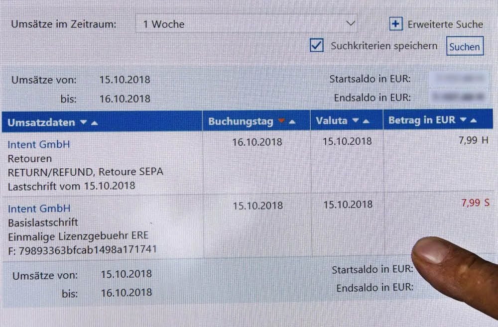 Der Kontoauszug des betroffenen Merseburgers zeigt die Abbuchung von 7,99 Euro (in Rot) und nach Rücksprache bei der Volks- und Raiffeisenbank die Rückbuchung einen Tag später. Hier ist dem Kunden zum Glück kein Schaden entstanden.