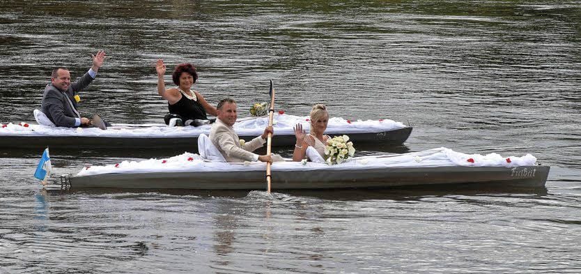 Mit dem Faltboot in den Hafen der Ehe fahren Ines und René Wollschläger.