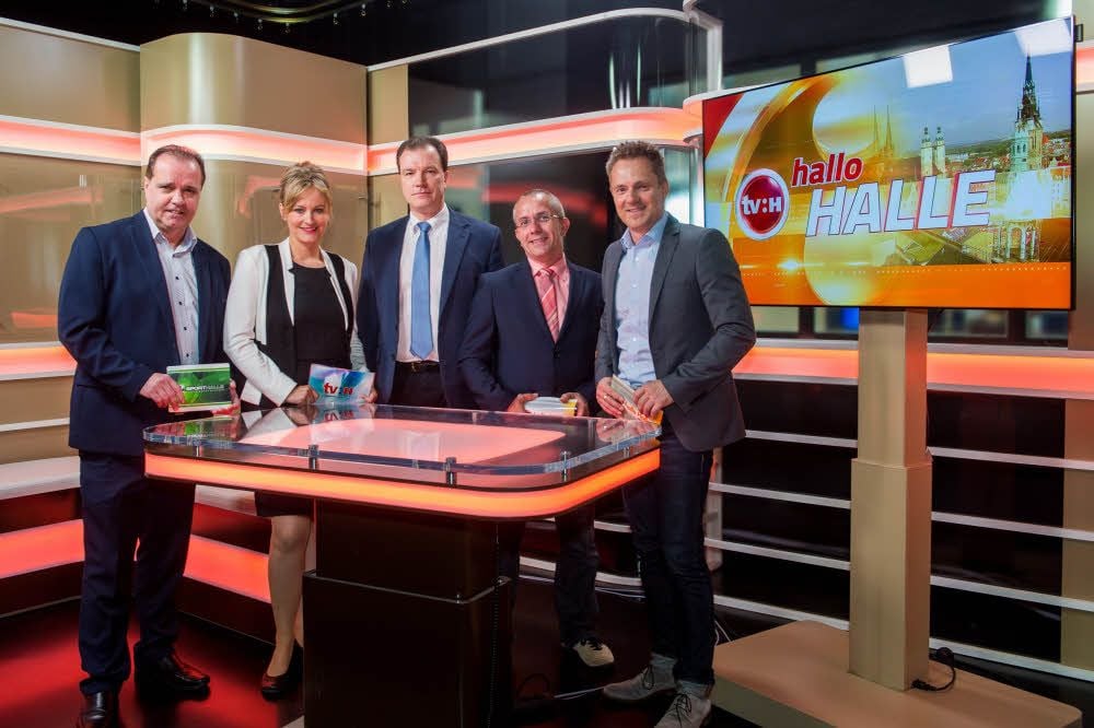 Die Moderatoren Torsten Grundmann, Sandra Rada (v.l.), Ralf Scheibe (2. v.r.) und Christian Kadlubietz (r.) nehmen im neugestalteten Fernsehstudio von TV Halle den Senderchef Ralf Schietrumpf in ihre Mitte. Ab Montag wird aus dem hochmodernen Herzstück des Lokalsenders berichtet.