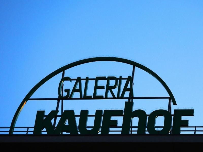 Das Logo einer Kaufhof-Filiale ist am Morgen unbeleuchtet. Foto: Oliver Berg/dpa