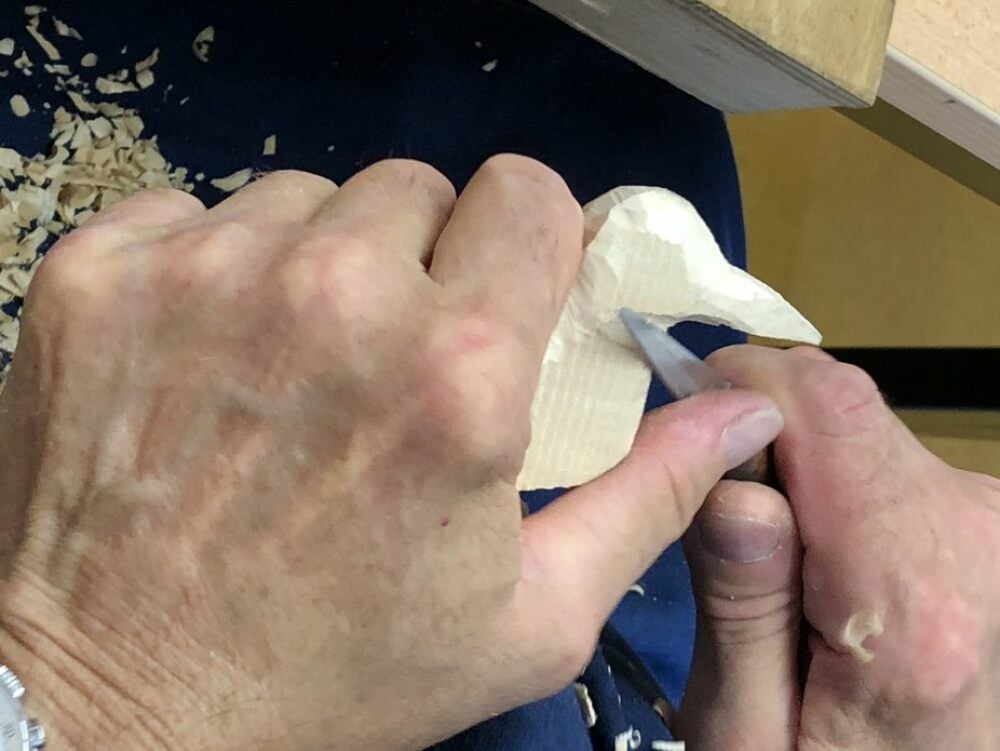 Eben noch ein schnödes Holzstück bald schon ein hölzerner Vogel.