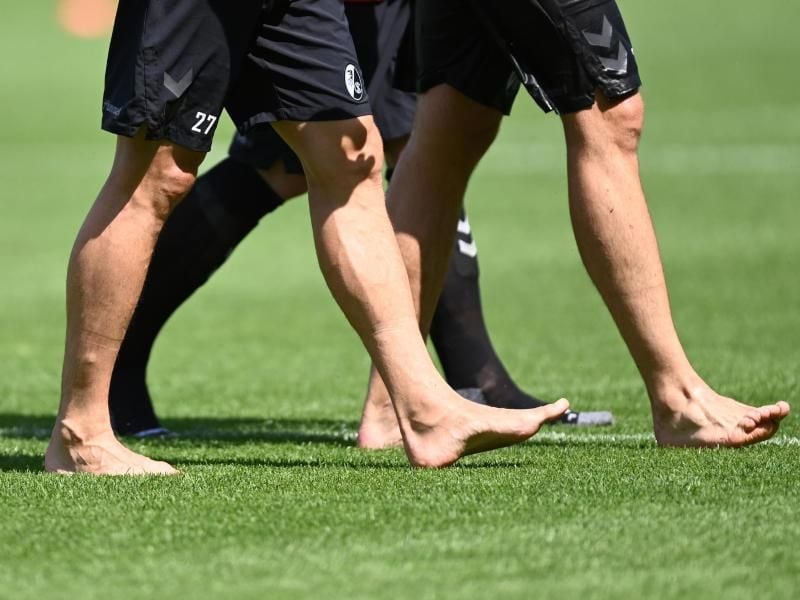In Zweiergruppen und ohne Zweikämpfe wird der SC Freiburg wieder ins Training einsteigen. Foto: Patrick Seeger/dpa