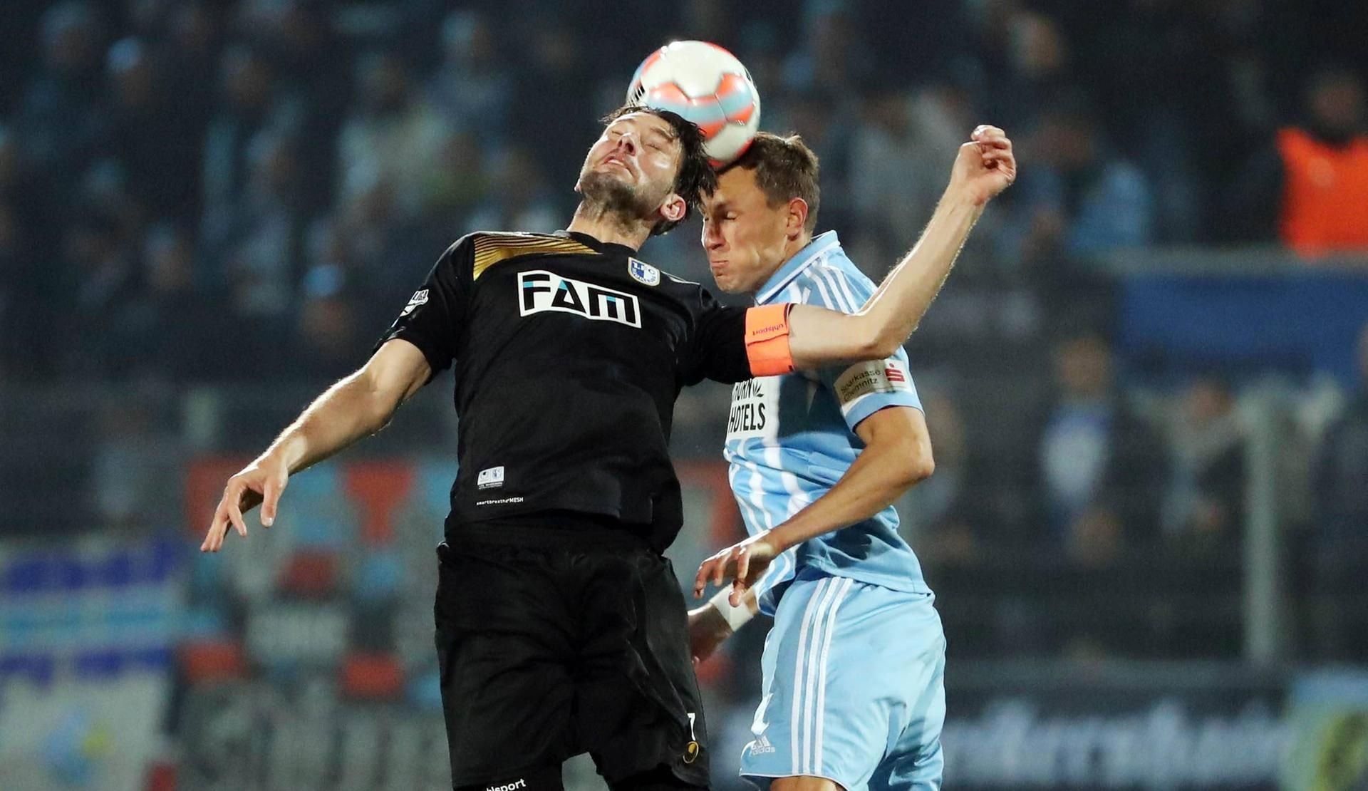 Marius Sowislo (l.) und Tim Danneberg (r.) kämpfen im Derby zwischen dem FCM und dem CFC um jeden Meter