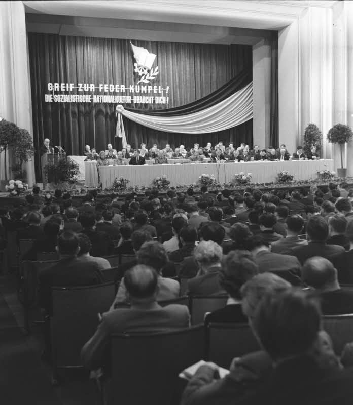 Unter der Losung „Greif zur Feder Kumpel, die sozialistische Nationalkultur braucht dich“ wurde am 24.4.1959 im Kulturpalast Bitterfeld eine Autorenkonferenz eröffnet. An ihr nahmen fast 300 „schreibende Arbeiter“ und 150 Schriftsteller teil.