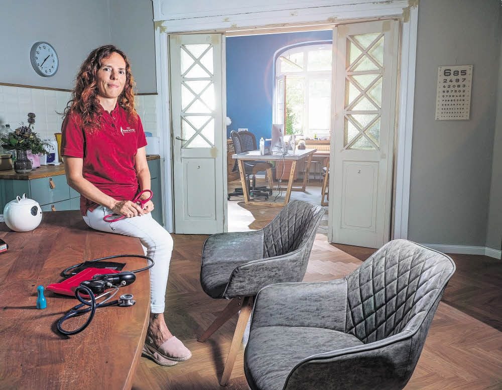 Allgemeinmedizinerin Mandy Schwabe in ihrer Praxis in Lützen. Die 39-Jährige sagt: „Für mich ist das ein schöneres, angenehmeres Arbeiten als in der Großstadt.“