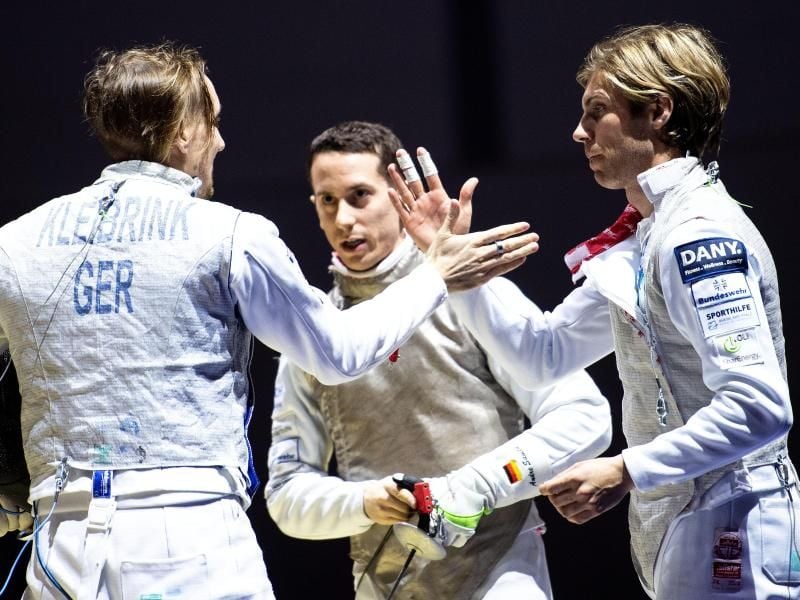 Deutschlands Florettfechter Benjamin Kleibrink (l-r), Andre Sanita und Peter Joppich klatschen sich ab. Foto: Marius Becker