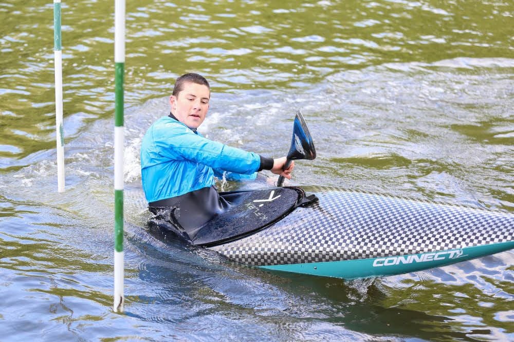 Nico Leßmann ist nach der ersten Testfahrt von seinem neuen Sportgerät überzeugt. Es sei sehr wendig, sagt der Kanute.