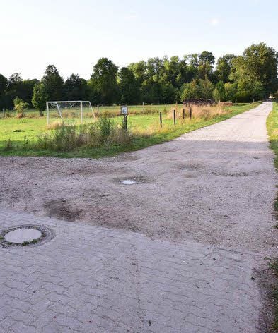 Unbefestigt: Zerbster Weg über Acker.