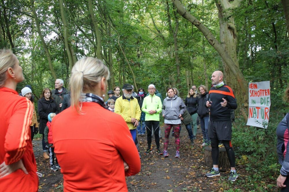 Stadtrat Wolfgang Aldag (rechts) und die Grünen-Fraktion hatten am Samstag zum gemeinsamen Laufen entlang des Waldweges aufgerufen.