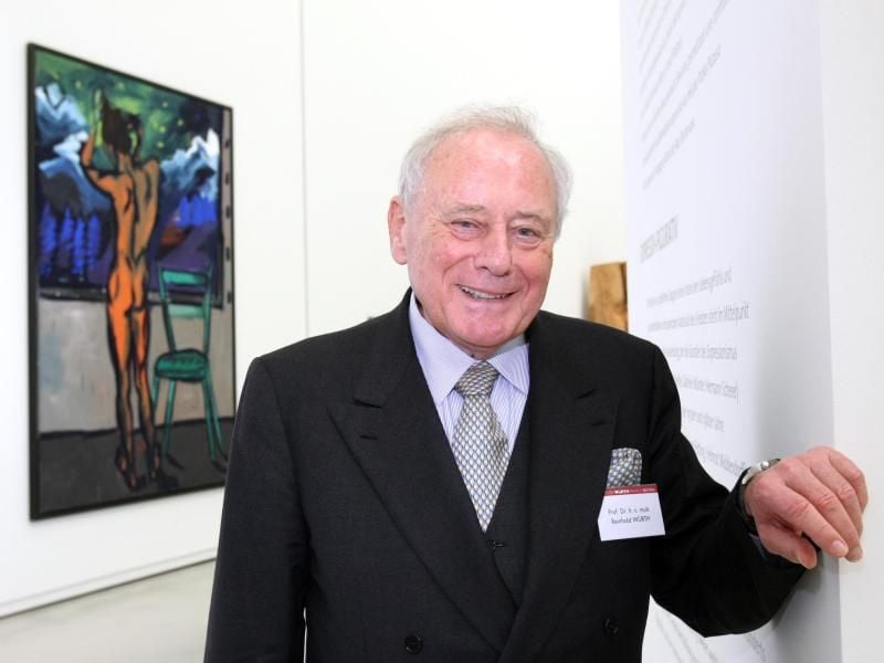 Reinhold Würth vor dem Gemälde „Ausblick” von Rainer Fetting. Foto: Patrick Seeger