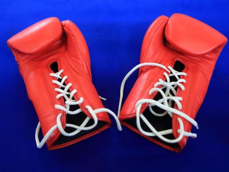 Box-Handschuhe, das Arbeitszeug der Faustkämpfer. Foto: Jens Wolf/dpa-Zentralbild/dpa