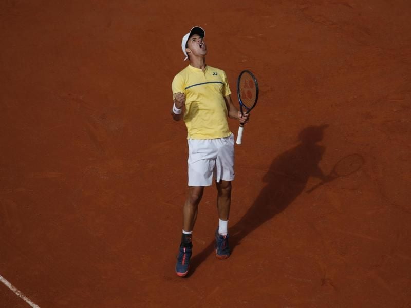 Daniel Altmaier jubelt, er hat den Italiener Matteo Berrettini besiegt und steht im Achtelfinale. Foto: Christophe Ena/AP/dpa