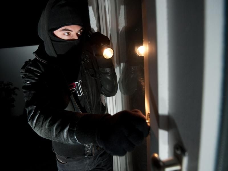 Die Versicherung zahlt für gestohlenes Inventar und übernimmt auch Reparaturkosten für beschädigte Türen und Fenster. Foto: Andreas Gebert
