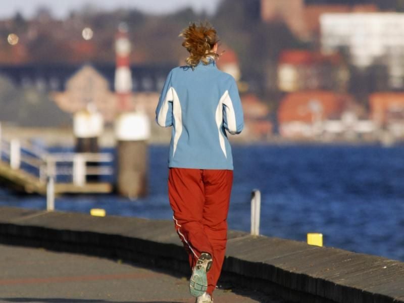 Wer als Frau Sport treibt, kann damit das Brustkrebsrisiko senken. Foto: Christian Hager/dpa