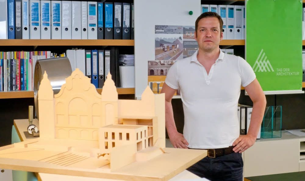 Der hallesche Architekt Guido Großmann hat in Halle zahlreiche Gebäude entworfen - hier im Bild das Modell der Volkspark-Kita.