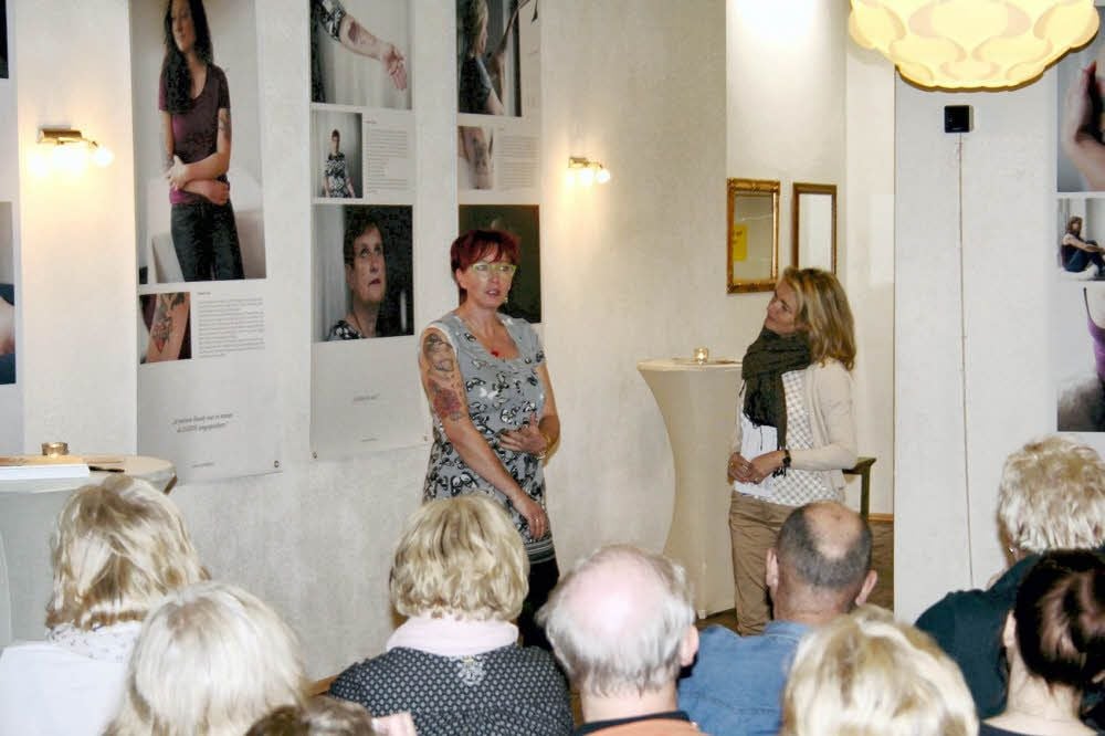 Gabi Schroth erläutert ihr Tattoo (l.). Katrin Hartig ist eine der Macherinnen der Ausstellung.