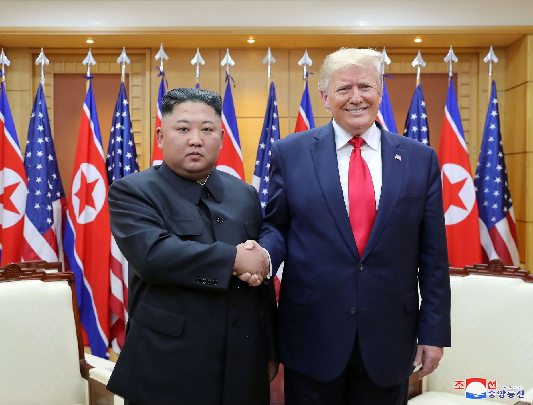 Kim Jong Un und US-Präsident Donald Trump (r.)bei ihrem Gipfeltreffen im Juni 2019.