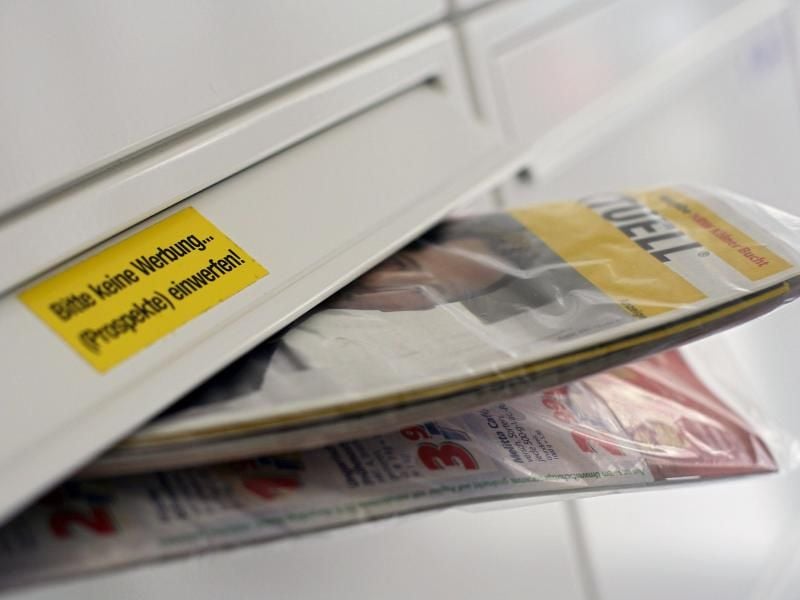 Eine Gratis-Werbezeitung „Einkauf Aktuell” der Post steckt in einem Briefkasten. Foto: Oliver Berg
