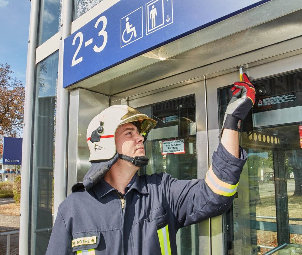 Feuerwehrmann Chris Röthling muss immer häufiger mit dem Spezialwerkzeug zum Fahrstuhl ausrücken.