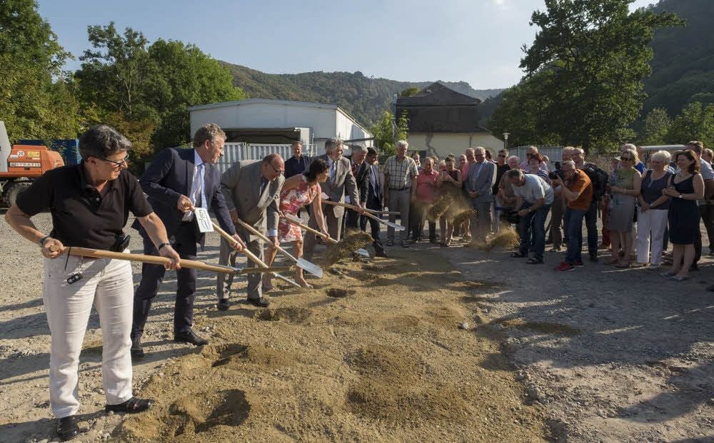 Der Spatenstich ist der symbolische Start zum Bau der Feriendorfes. Investor Heinz-Peter Brinkmann (3.v.l.) erörterte vorher das aufwendige Projekt.