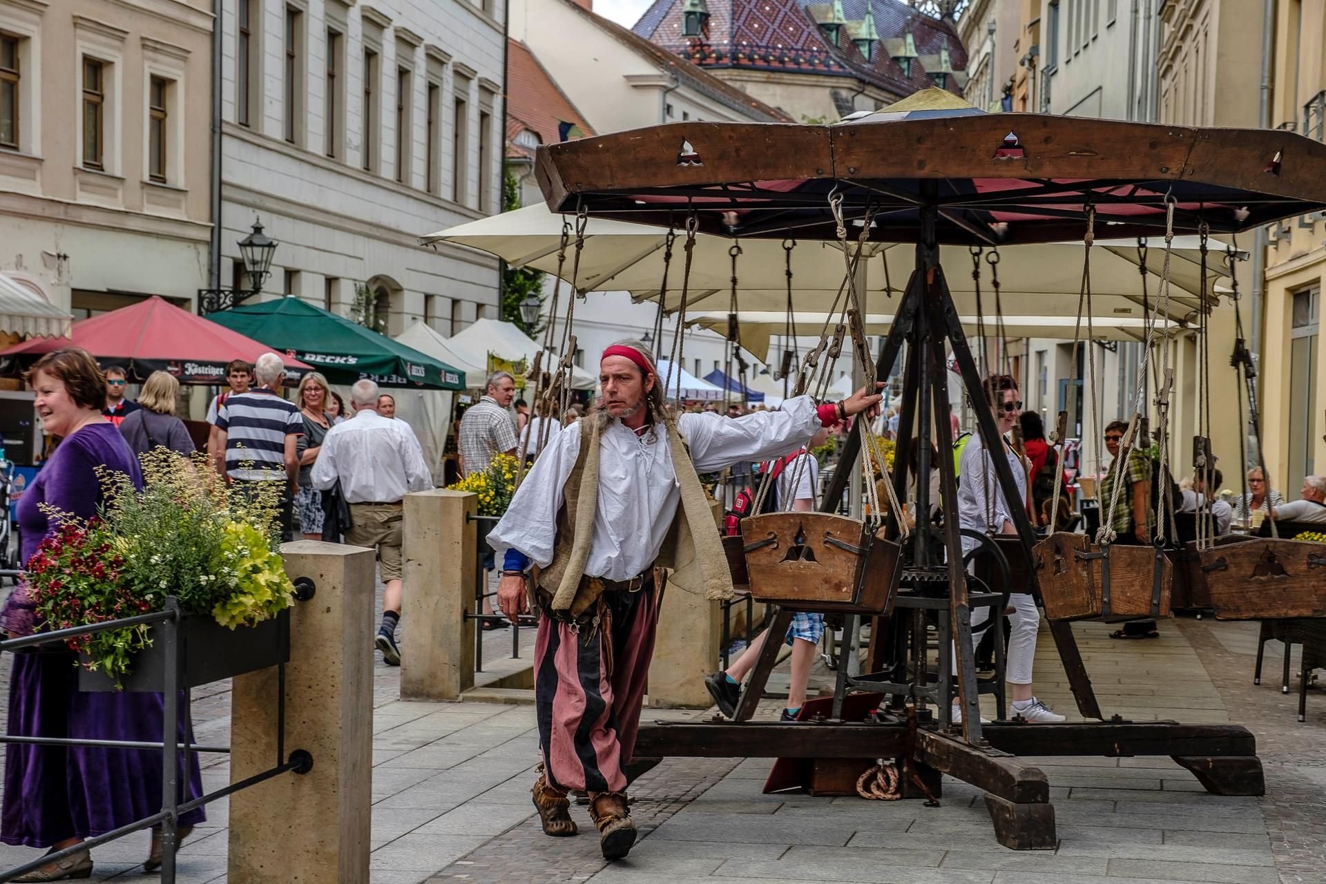 Besucher und Schausteller beim Stadtfest „Luthers Hochzeit“. Auch beim Reformationsfest soll es in diesem Jahr zünftiges Lagerleben in der Altstadt geben.