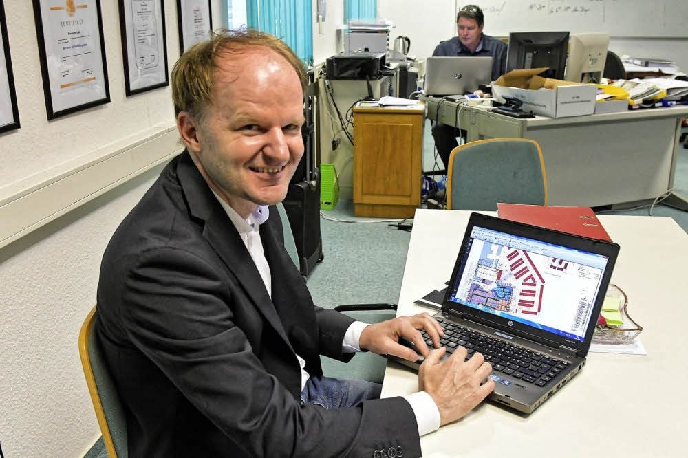 Manager René Trost zeigt den Bauplan.
