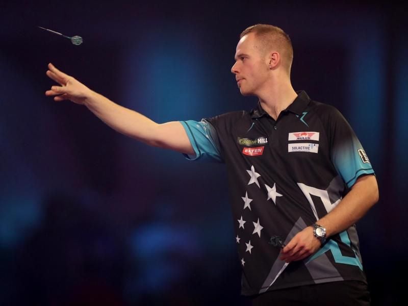 Der Deutsche Max Hopp rangiert beim Darts auf Weltranglistenplatz 34. Foto: Bradley Collyer/PA Wire/dpa