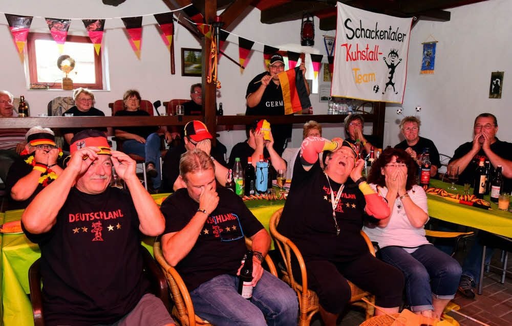 Im Schackentaler Kuhstall ist die Enttäuschung über das Aus der Fußball-Nationalmannschaft groß.