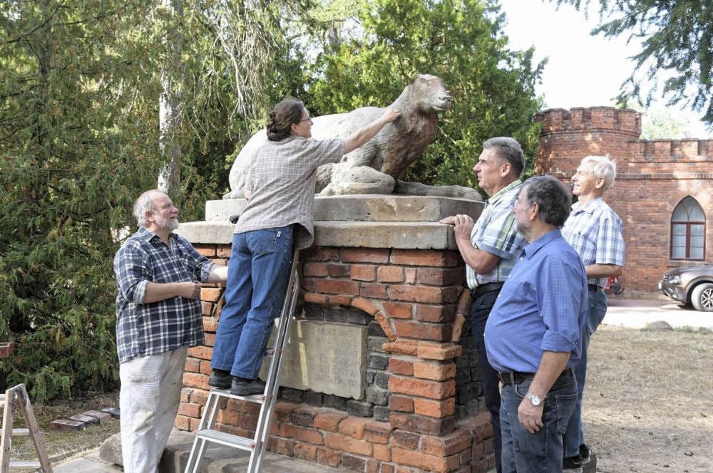 Keine Vandalen am Werk Keine Vandalen am Werk Hirsch am Jagdschloss
