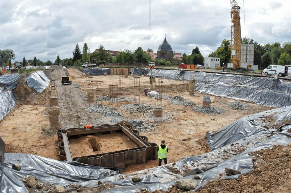 Es geht voran: Die neue Schwimmhalle „wächst“ in der Ludwigshafener Straße.