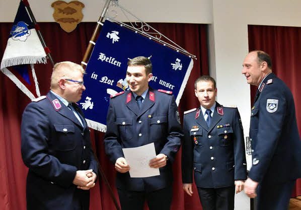 Benjamin Elias wurde zum Hauptfeuerwehrmann befördert und als Maschinist eingesetzt. Gute Wünsche gab es dazu vom neuen Wehrleiter Marcel Rückert, (2.v.r), dem ehemaligen Chef Torsten Wolter und vom Stadtwehrleiter Heiko Plewa.