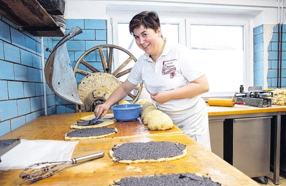 In der Weihnachtszeit herrscht in der Bäckerei Eisenschmidt Hochbetrieb. Seit dem 1. November werden in Rehmsdorf Stollen. Lebkuchen, Dominosteine und Plätzchen gebacken. Simone Eisenschmidt füllt den Stollen mit Mohn.