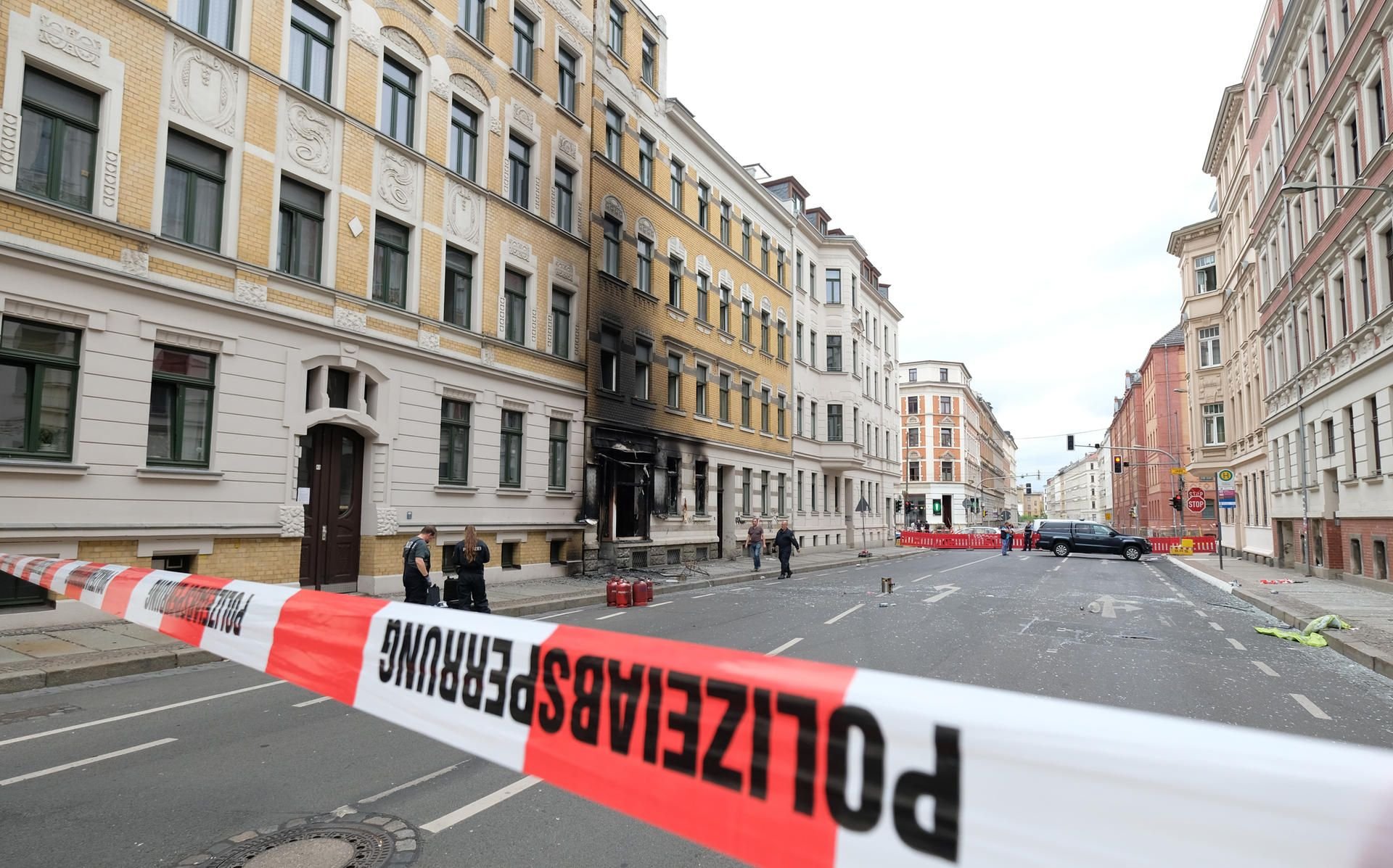Absperrband der Polizei sperrt nach der Explosion die Straße in Leipzig.