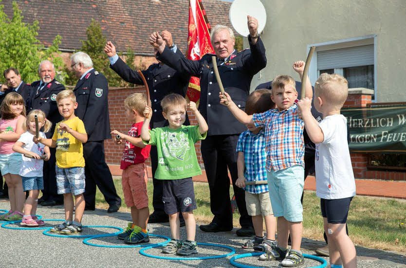 Gemeinsam mit den Kindern der Tagesstätte legten die Groß Naundorfer Feuerwehrleute einen kleinen Tanz auf den Asphalt.