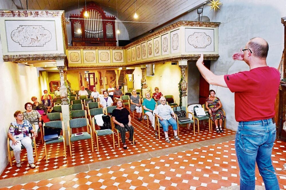 Der Chor der Walzwerker aus Hettstedt probt aktuell in der Gangolfkirche, da hier die Abstände zwischen den Sängern eingehalten werden können.