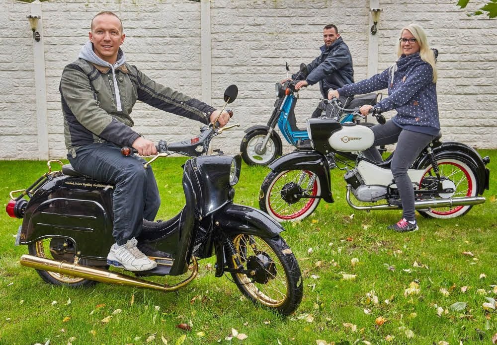 Florian Bornemann (vorn) ist oft mit seiner Schwalbe, Freundin Diana Steinbach und Schwager René Kaiser bei Oldtimertreffen zu sehen.